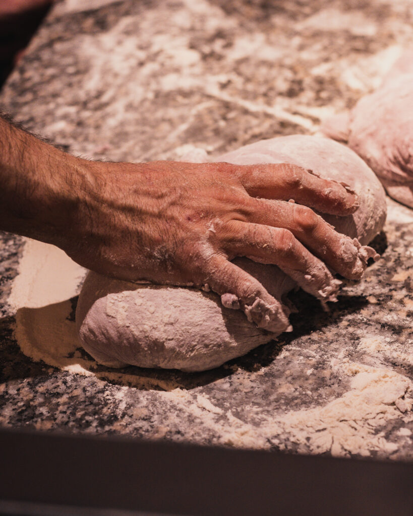 Lavorazione manuale di un impasto nel Fermento LAB