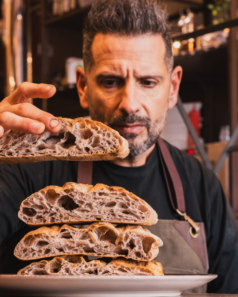 Gianluca Vella esamina l’alveolatura di una schiacciata