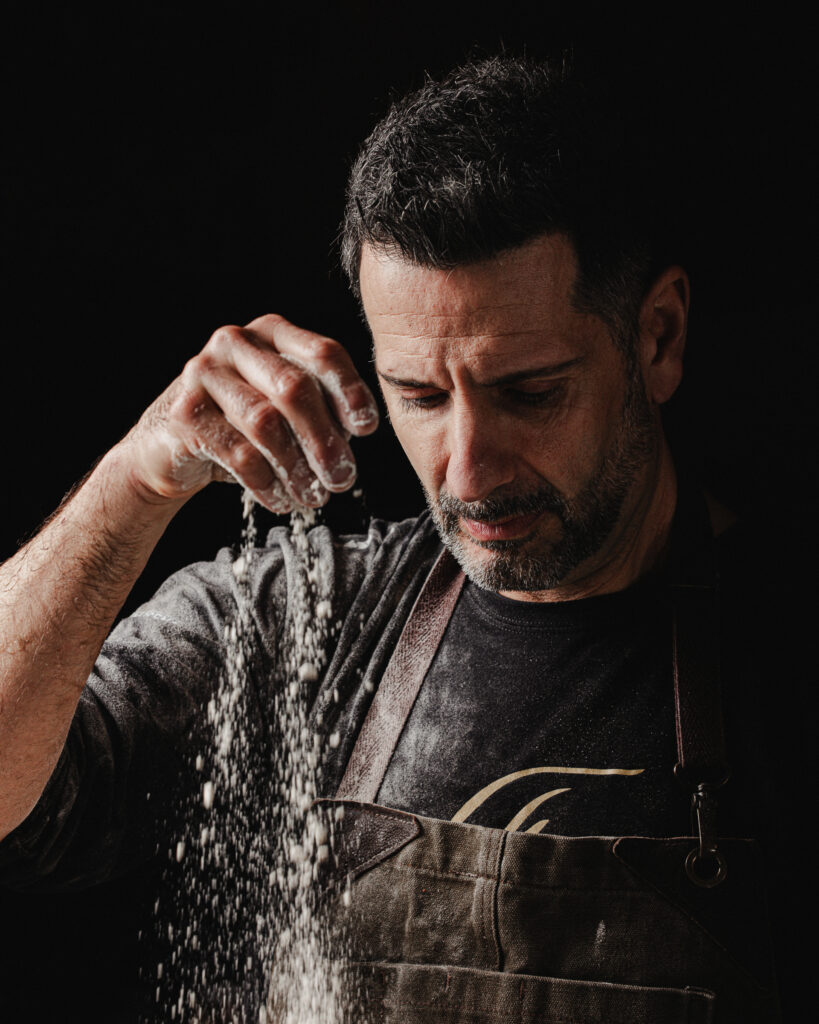 Gianluca Vella al lavoro con la farina e gli impasti