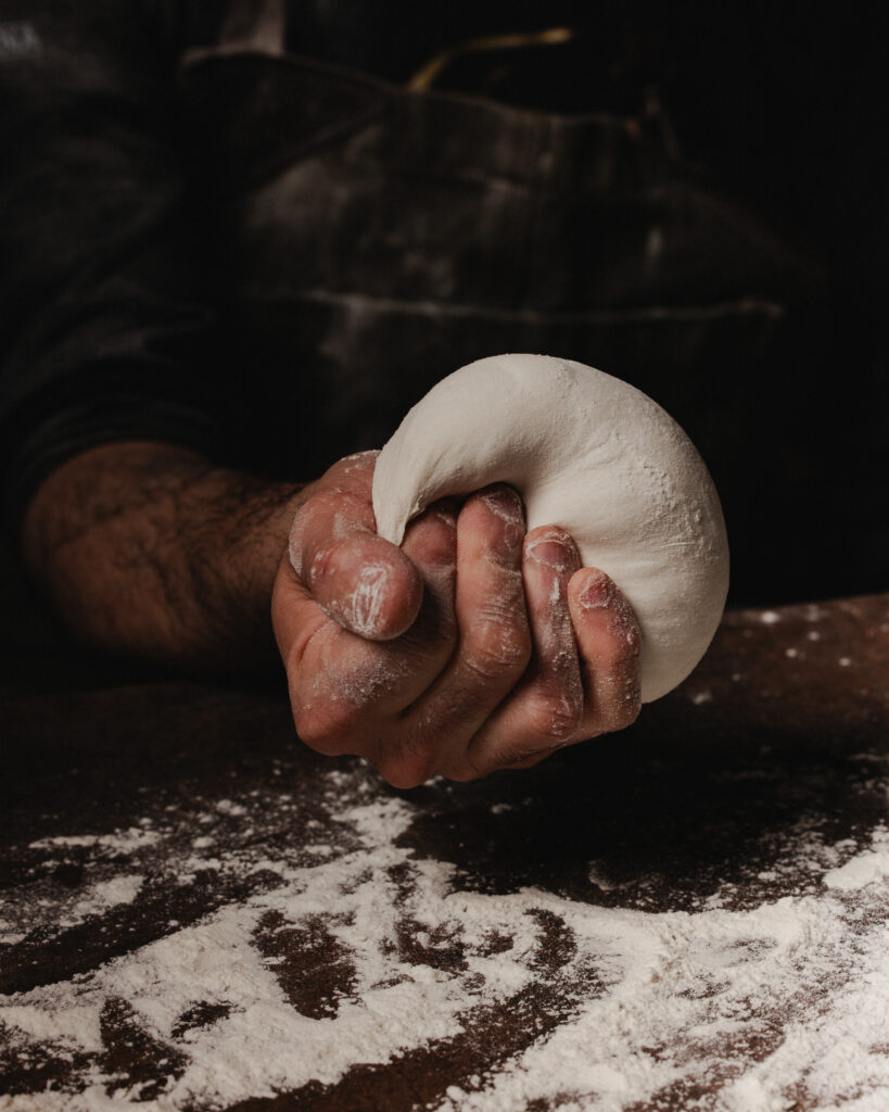 Mani di un professionista durante la lavorazione dell’impasto nei corsi Academy