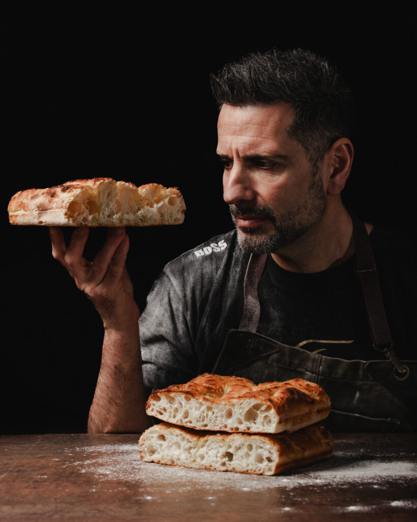 Gianluca Vella osserva la lievitazione di un impasto nel Fermento LAB